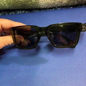 Sleek Green Unisex Sunglasses